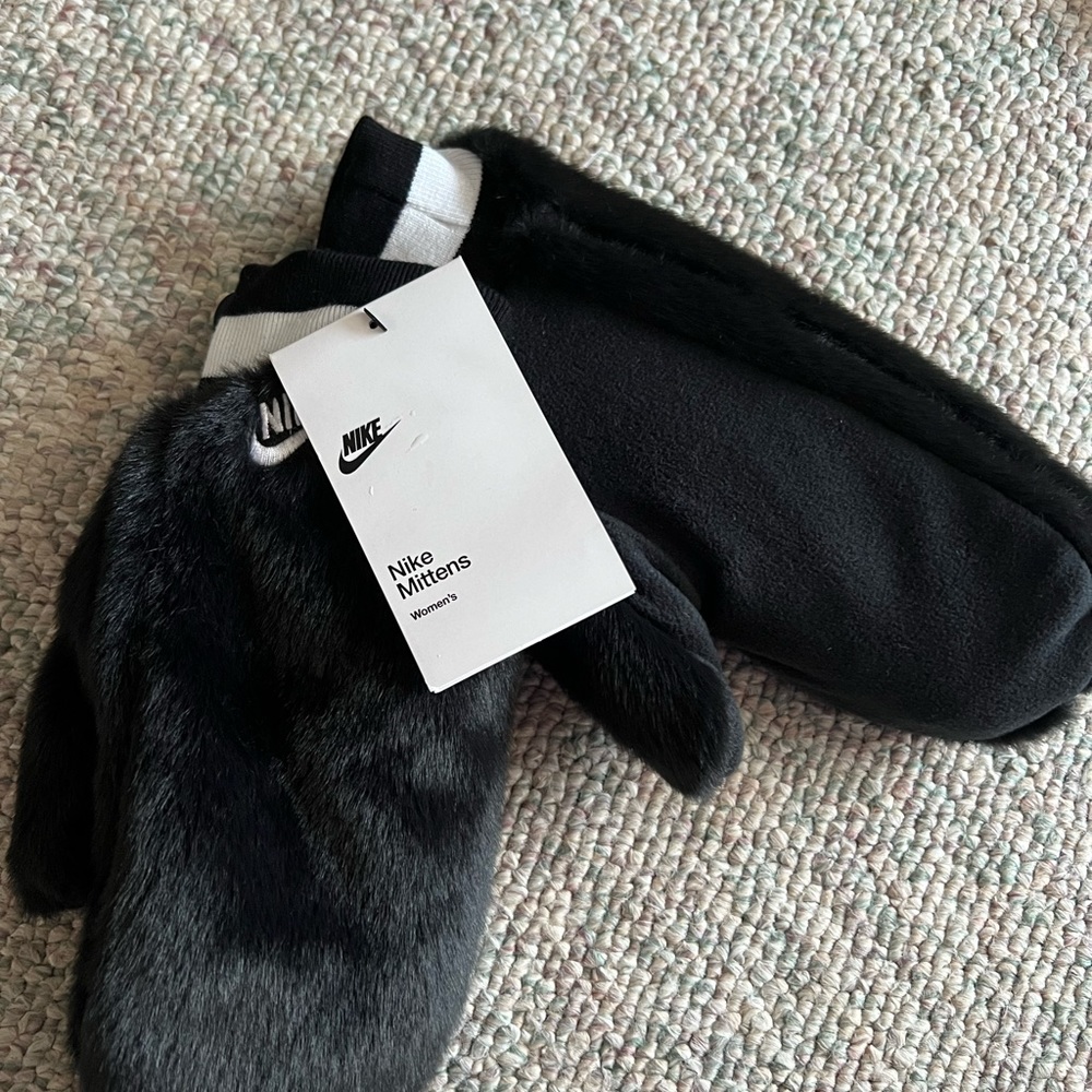NWT Nike Mittens